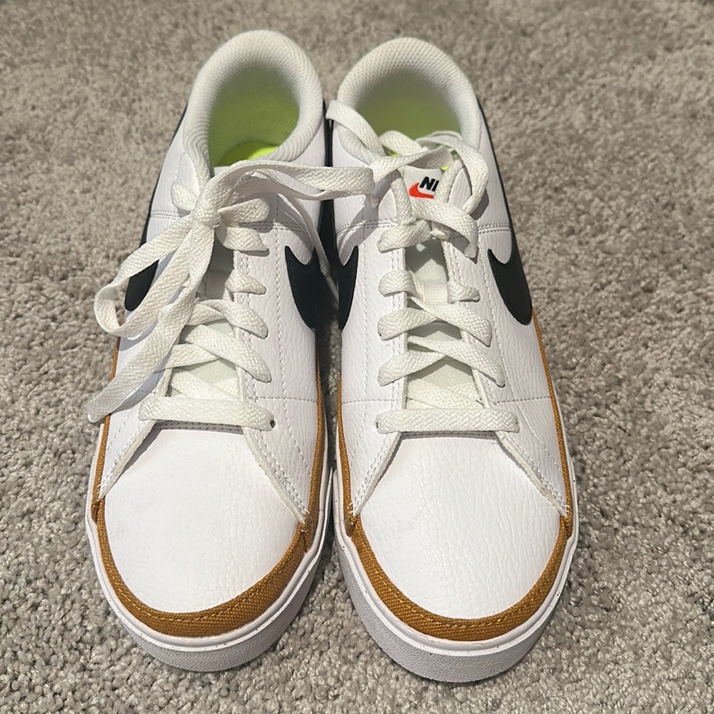 Brand new Women’s Nike shoe size 8